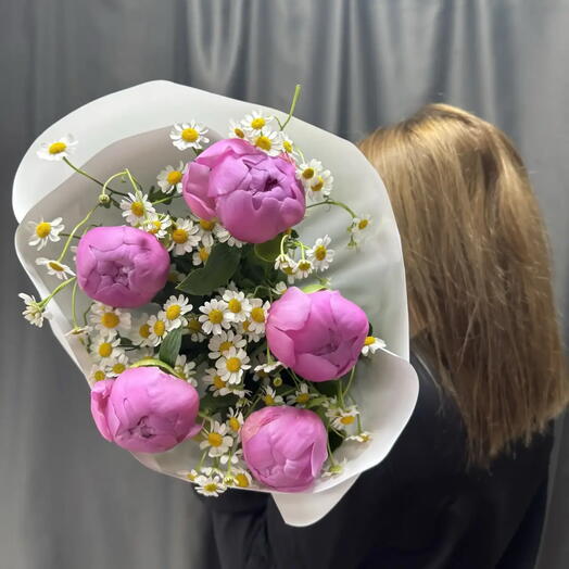Фиолетовые пионы с танацетумом