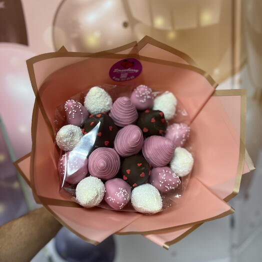 Букет love из 19 шт клубники в бельгийском шоколаде