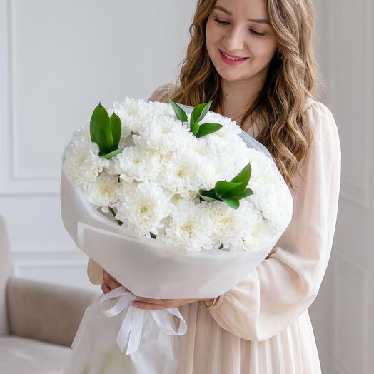 Белый букет из кружевных кустовых хризантем и рускуса 💕в дизайнерской упаковке