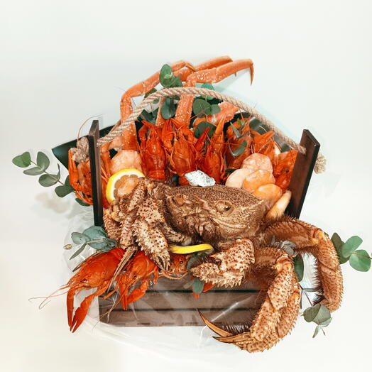 Ящик с крабом, креветками и раками 3
