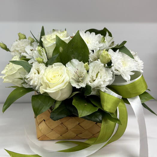 Корзинка из роз и эустомы