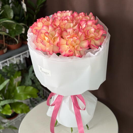 Семь ажурных роз