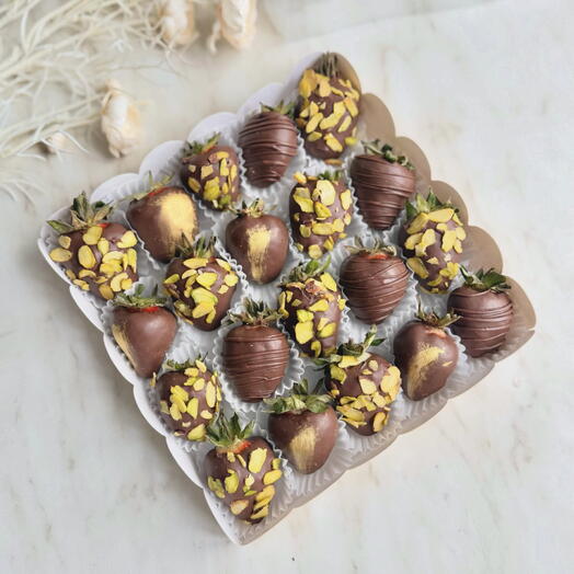 Клубника в молочном шоколаде 16-20 ягод Pistachio набор коробка