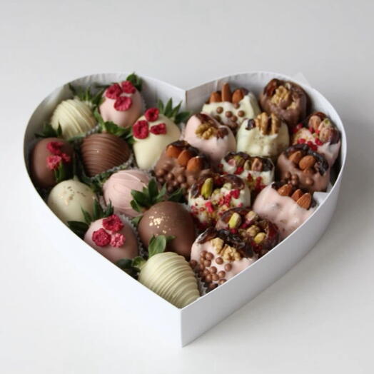 Berry Bliss Chocolate Strawberry   Date Heart Box