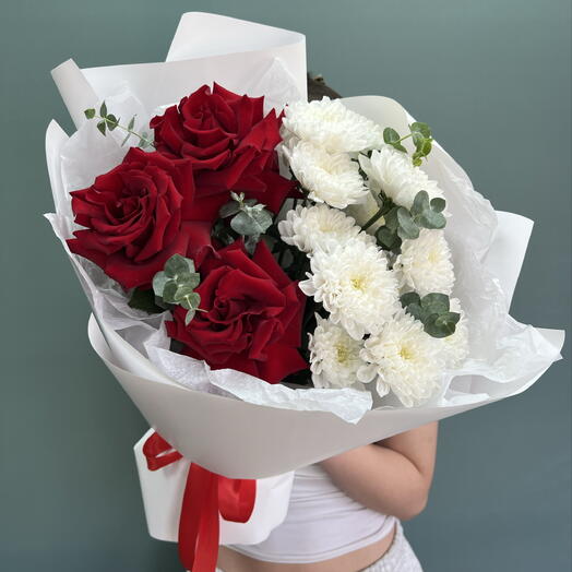 Яркий букет для любимой из роз и хризантем🌹