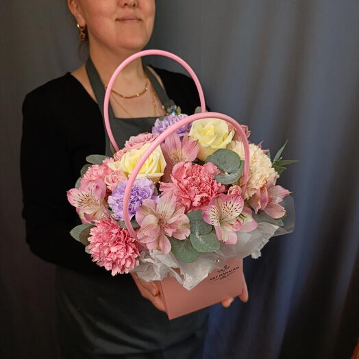 Композиция в сумочке с розами и диантусами