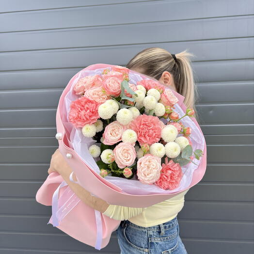 Букет 💐 с пионовидными розами и диантусом
