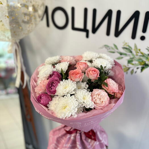 Авторский букет с кустовой хризантемой и розой