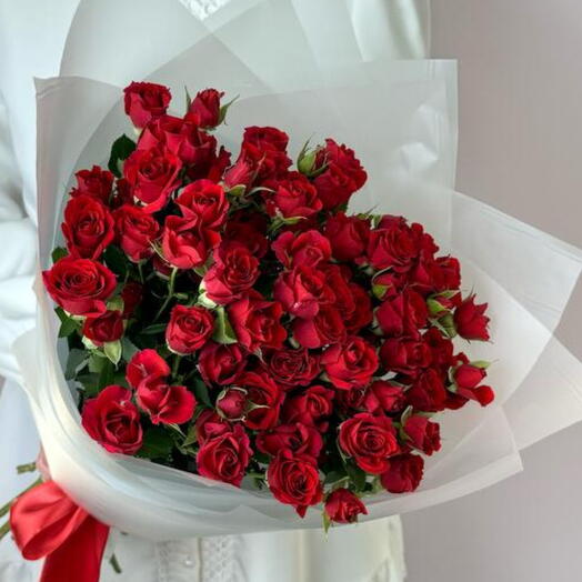 Букет из красных кустовых роз 15