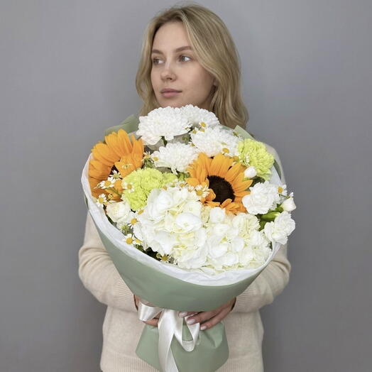 Солнечный авторский букет с подсолнухами, белой гортензией и ромашками