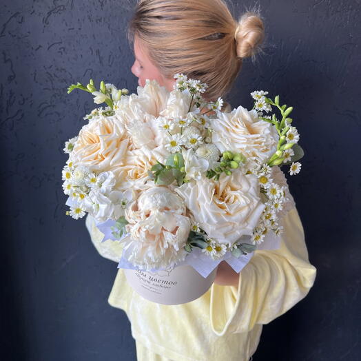 Композиция из пионов, ромашки, кустовой пионовидной розы и фрезии «Теплые объятия»