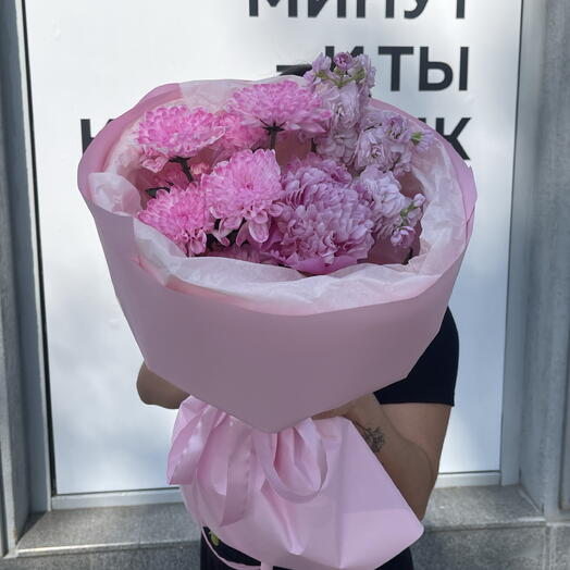 Розовый букет с хризантемой, маттиолой и пионом