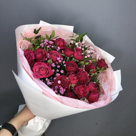 Малиновый букет кустовых роз с гипсофилой🌸🌺🩷