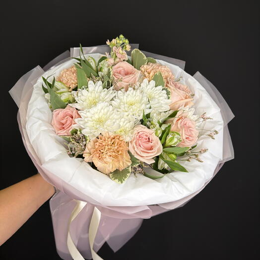 Нежный букет из роз, кустовых хризантем и диантусов 💕