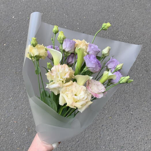 Нежный букет с эустомой и каллами 🌸🤍