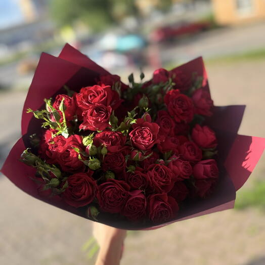 Букет из кустовой красной розы «Страсть»