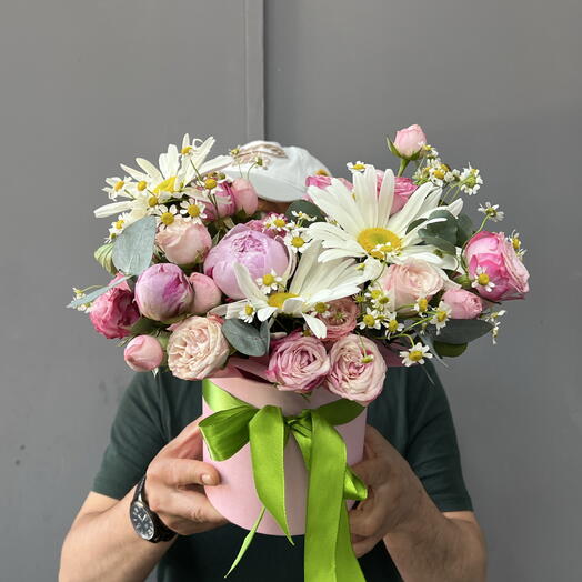 Ромашки, кустовые розы и пион Сара Бернар в шляпной коробке 💞