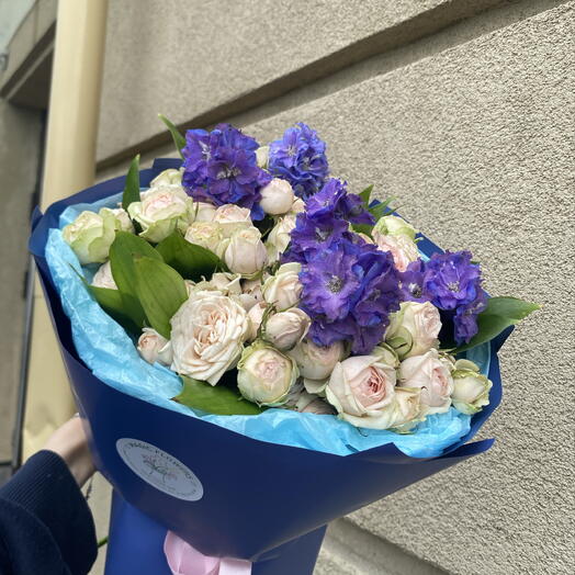 Букет из 15 розовых кустовых роз и дельфиниума