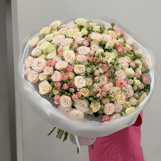 Букет из 51 разноцветной розы кустовой