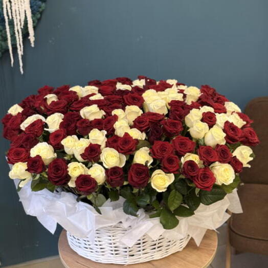 Для любимой корзина с розами 151 шт