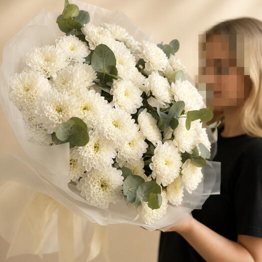 15 белых хризантем с эвкалиптом / романтичный букет / доставка сегодня в Калуге