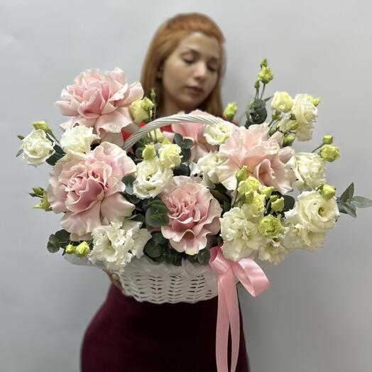 Корзина с розами Пинк мондиаль и ажурной эустомой🍀🌸