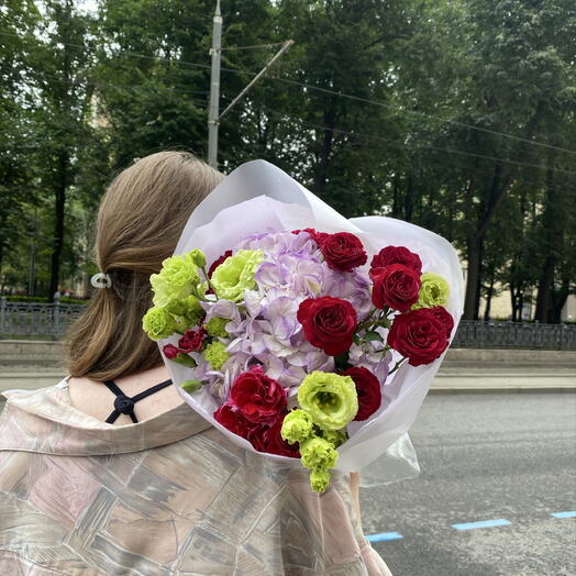 Авторский букет с гортензией и кустовой розой💖