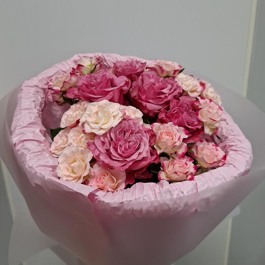 Круглый букет из роз и кустовых роз маме, сестре, бабушке