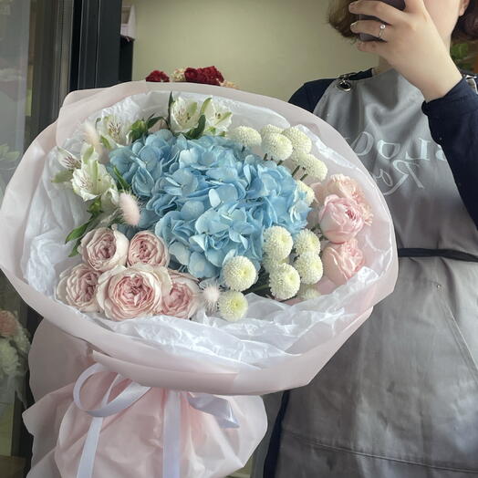 Букет с голубой гортензией, пионовидной кустовой розой
