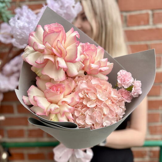 Букет «Милая» 💖 с французскими розами, гортензией, кустовым диантусом
