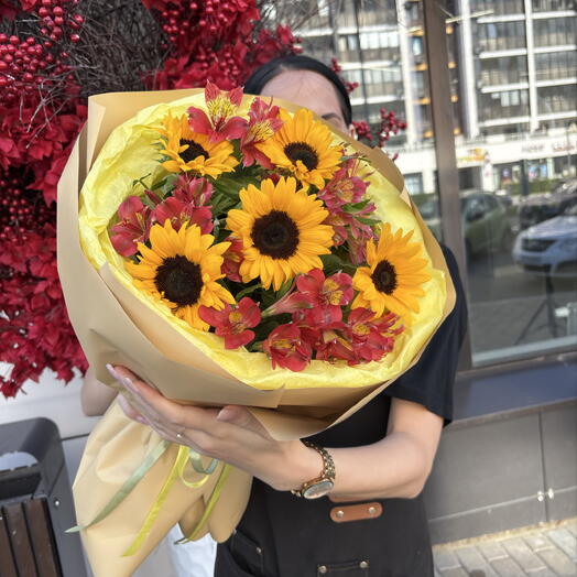 Летний букет с подсолнухами и альстромериями 🌻