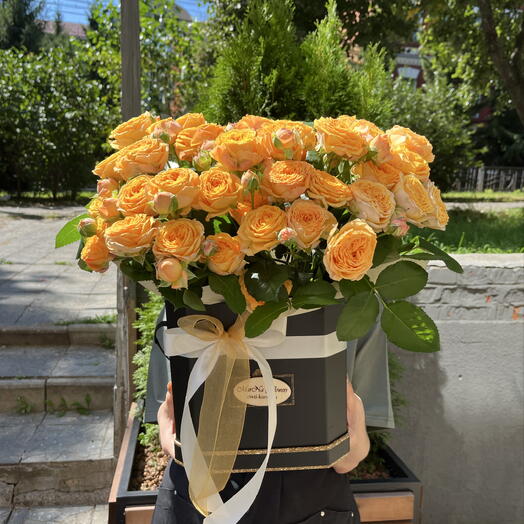 Композиция в коробке с кустовыми розами