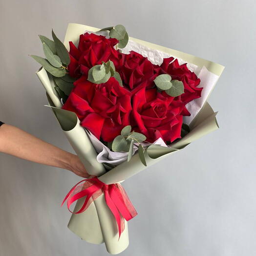 Красные розы с эвкалиптом 5 шт