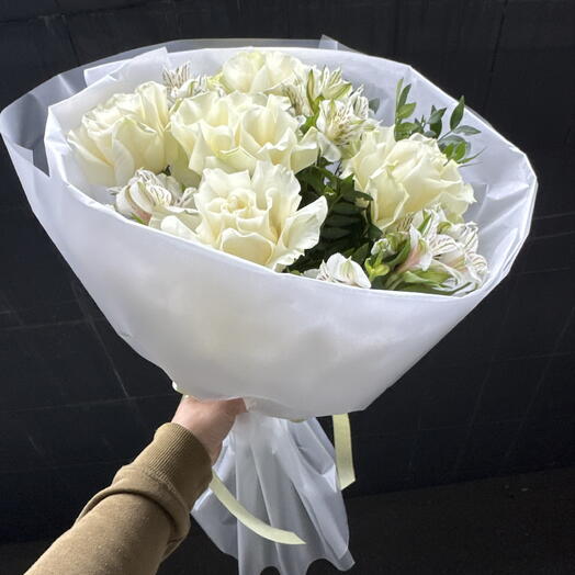 Белых роз и альстромерий букет