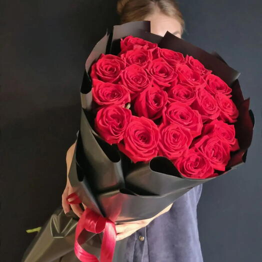 21 роза "Red Naomi" в оформлении