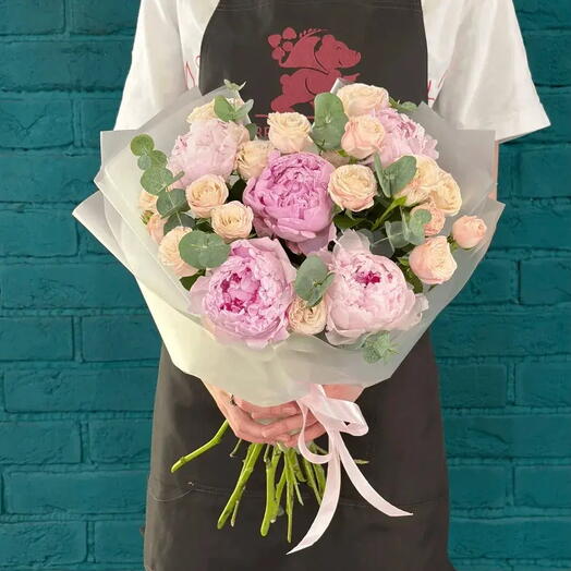 Букет из  пионов и кустовых роз