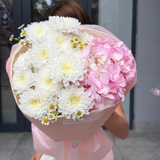 Авторский букет Mouse Flowers: Кустовая ромашка/Хризантем Алтай/Гортензия