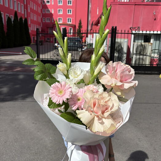 Букет из гладиолусов и роз