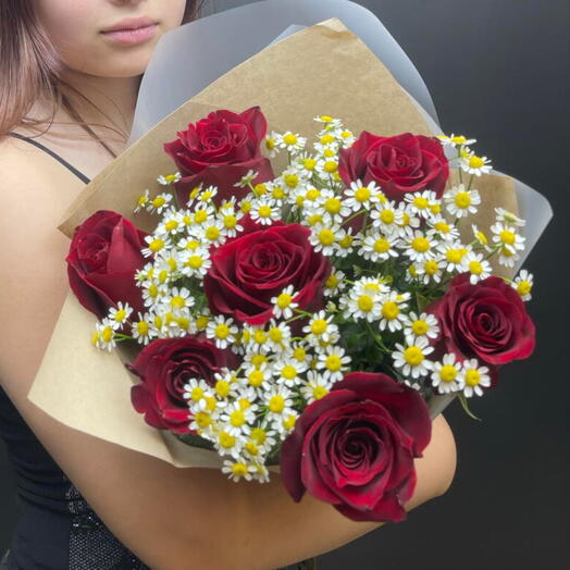 Букет «Роза в ромашках»