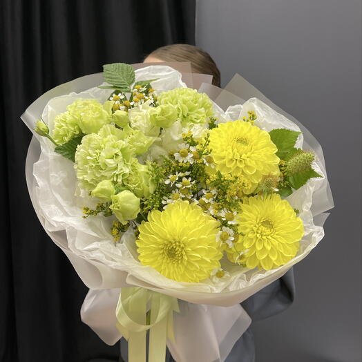 Яркий лимонный букет с сезонными георгинами 💛