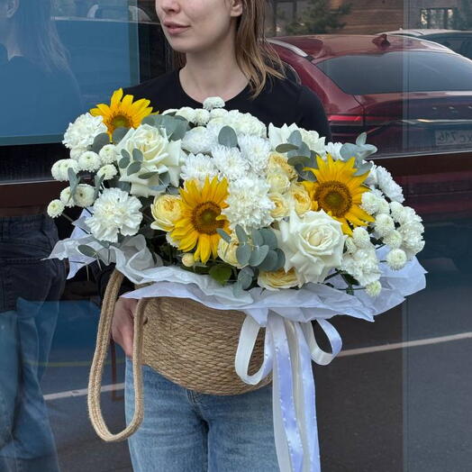 Корзина цветов с подсолнухами "Сочное лето"