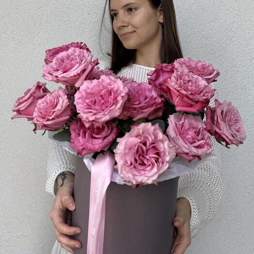 Летняя композиция с розами, диантусами, антирринумами и хризантемами