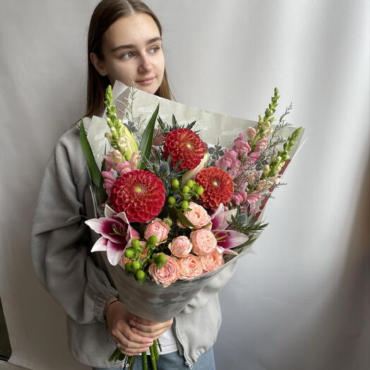 Сборный букет с георгинами