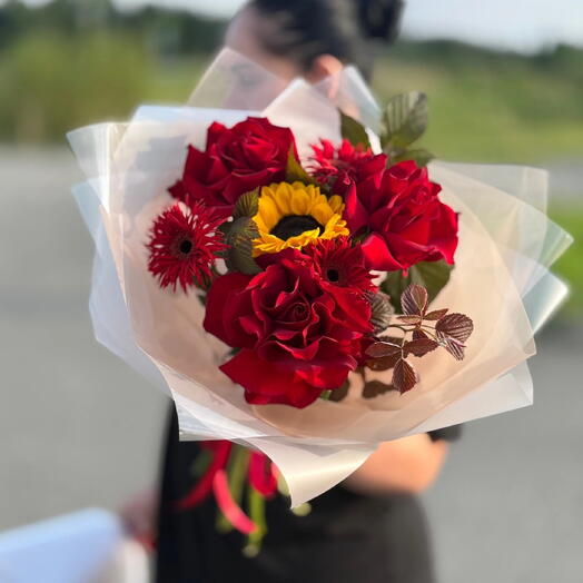 Герберы с розами