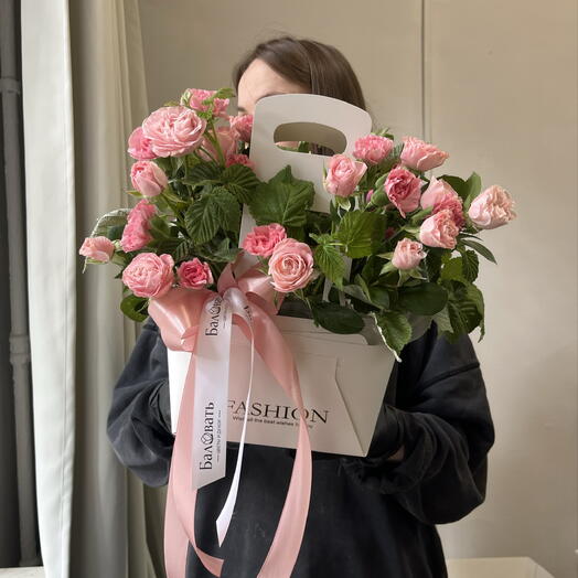 Сумочка с ручками: пионовидные розы,кустовые розовые гвоздики и малина