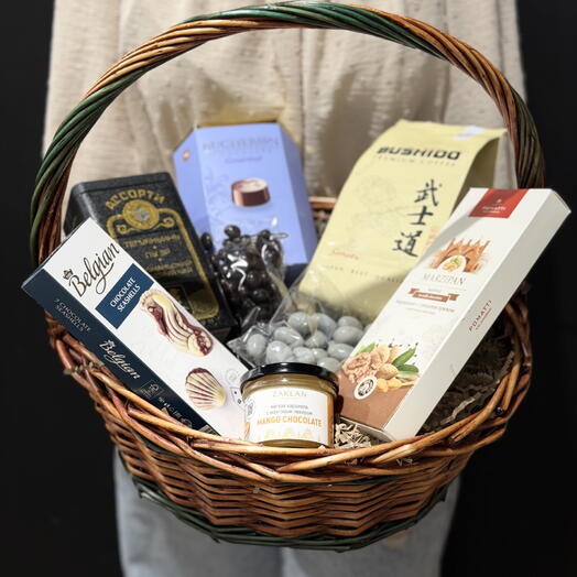 Подарочная корзина с чаем, кофе и шоколадом
