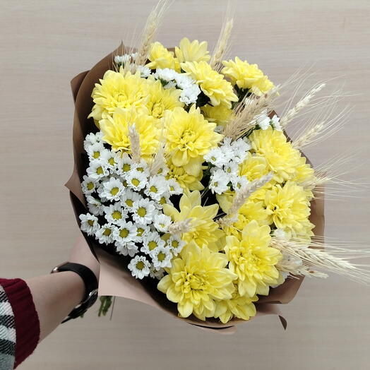 Букет с жёлтыми хризантемами