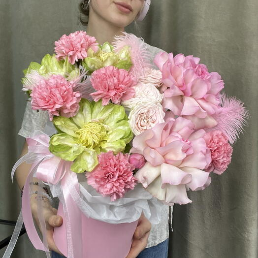 Коробка с Французскими розами Мандала, Розами Вегги, диантусами, кустовыми розами Менсфилд Парк