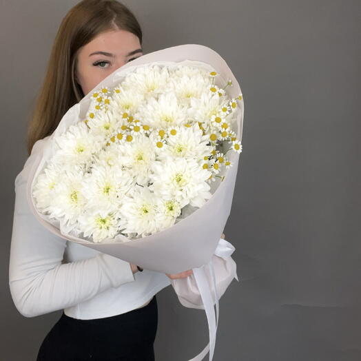Букет с кустовой хризантемой и ромашкой