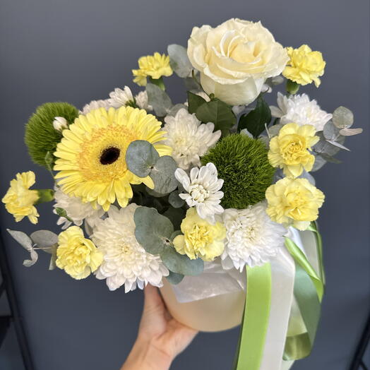 Летняя желтая композиция в шляпной коробке 🤍💛 Гербера, диантус киви, Роза мондиаль